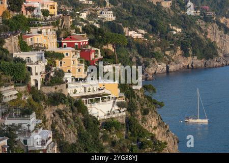 Wunderschöner Blick auf Positano entlang der Amalfiküste in Italien im Sommer Stockfoto