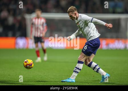 Preston, Großbritannien. November 2024. Liam Lindsay von Preston North End übergibt den Ball während des Sky Bet Championship Matches Preston North End gegen Sunderland in Deepdale, Preston, Vereinigtes Königreich, 6. November 2024 (Foto: Alfie Cosgrove/News Images) in Preston, Vereinigtes Königreich am 11.06.2024. (Foto: Alfie Cosgrove/News Images/SIPA USA) Credit: SIPA USA/Alamy Live News Stockfoto