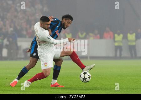 Stuttgart, Deutschland. November 2024. v. li. im Zweikampf Deniz Undav (VfB Stuttgart #26), Jose dos Santos Ederson (Atalanta Bergamo, #13) GER, VfB Stuttgart gegen Atalanta Bergamo, Fussball, Herren, UEFA Champions League, 4. Spieltag, Spielzeit 2024/2025, 06.11.2024, Foto: Eibner-Pressefoto/Wolfgang Frank Credit: dpa/Alamy Live News Stockfoto