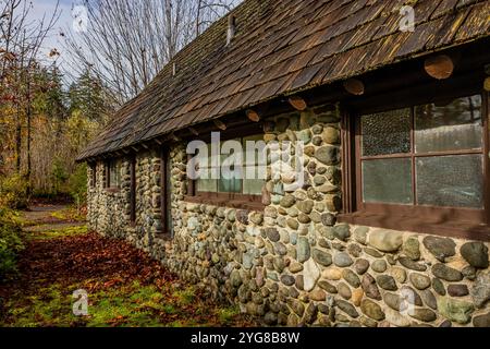 Toilettengebäude aus natürlichen Materialien im rustikalen Stil des National Park Service im Schafer State Park, Washington State, USA Stockfoto