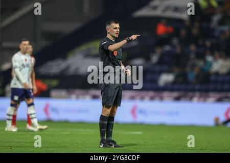 Preston, Großbritannien. November 2024. Schiedsrichter Lewis Smith gibt Anweisungen während des Sky Bet Championship Matches Preston North End gegen Sunderland in Deepdale, Preston, Vereinigtes Königreich, 6. November 2024 (Foto: Alfie Cosgrove/News Images) in Preston, Vereinigtes Königreich am 11.06.2024. (Foto: Alfie Cosgrove/News Images/SIPA USA) Credit: SIPA USA/Alamy Live News Stockfoto