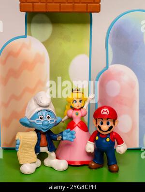 Vielfältige Gruppe von Film- und Spielfiguren auf farbenfrohem Hintergrund der mario-Plattform Stockfoto