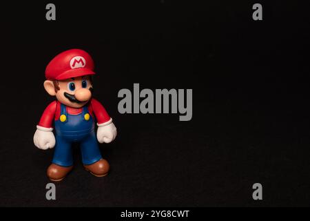 Super Mario steht auf schwarzem Hintergrund mit Kopierraum, Spieltag, Animationstag Stockfoto