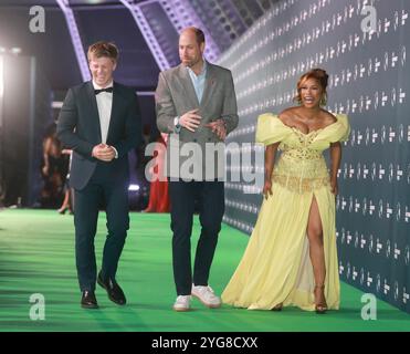 Der Prince of Wales geht mit den Earthshot-Botschaftern Nomzamo Mbatha und Robert Irwin während der Earthshot Prize Awards in den Green Point Shared Fields in Kapstadt, am dritten Tag seines Besuchs in Südafrika für die vierten jährlichen Earthshot Prize Awards. Bilddatum: Mittwoch, 6. November 2024. Stockfoto