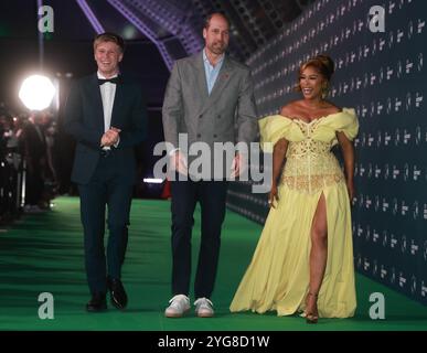 Der Prince of Wales geht mit den Earthshot-Botschaftern Nomzamo Mbatha und Robert Irwin während der Earthshot Prize Awards in den Green Point Shared Fields in Kapstadt, am dritten Tag seines Besuchs in Südafrika für die vierten jährlichen Earthshot Prize Awards. Bilddatum: Mittwoch, 6. November 2024. Stockfoto