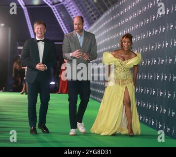 Der Prince of Wales geht mit den Earthshot-Botschaftern Nomzamo Mbatha und Robert Irwin während der Earthshot Prize Awards in den Green Point Shared Fields in Kapstadt, am dritten Tag seines Besuchs in Südafrika für die vierten jährlichen Earthshot Prize Awards. Bilddatum: Mittwoch, 6. November 2024. Stockfoto