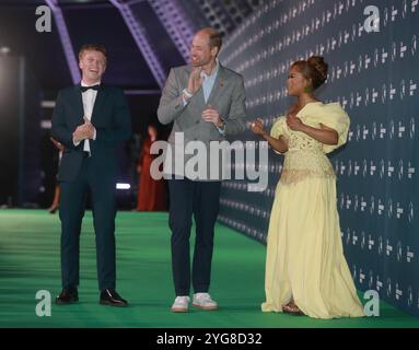 Der Prince of Wales geht mit den Earthshot-Botschaftern Nomzamo Mbatha und Robert Irwin während der Earthshot Prize Awards in den Green Point Shared Fields in Kapstadt, am dritten Tag seines Besuchs in Südafrika für die vierten jährlichen Earthshot Prize Awards. Bilddatum: Mittwoch, 6. November 2024. Stockfoto