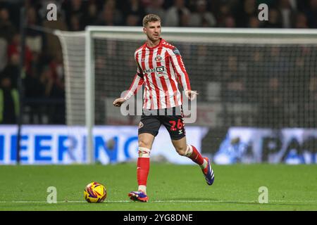 Preston, Großbritannien. November 2024. Chris Mepham von Sunderland gibt seinem Team Anweisungen während des Sky Bet Championship Matches Preston North End gegen Sunderland in Deepdale, Preston, Großbritannien, 6. November 2024 (Foto: Alfie Cosgrove/News Images) in Preston, Großbritannien, am 6. November 2024. (Foto: Alfie Cosgrove/News Images/SIPA USA) Credit: SIPA USA/Alamy Live News Stockfoto