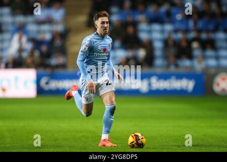 Coventry, Großbritannien. November 2024. Josh Eccles von Coventry City bricht mit dem Ball während des Sky Bet Championship Matches Coventry City gegen Derby County in der Coventry Building Society Arena, Coventry, Großbritannien, 6. November 2024 (Foto: Gareth Evans/News Images) in Coventry, Großbritannien am 11.06.2024. (Foto: Gareth Evans/News Images/SIPA USA) Credit: SIPA USA/Alamy Live News Stockfoto