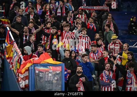 Paris, Frankreich. November 2024. Die Fans von Atletico Madrid jubeln beim Fußball-Spiel der UEFA Champions League zwischen Paris Saint-Germain und Atletico Madrid am 6. November 2024 im Parc des Princes Stadium in Paris. Foto: Firas Abdullah/ABACAPRESS. COM Credit: Abaca Press/Alamy Live News Stockfoto