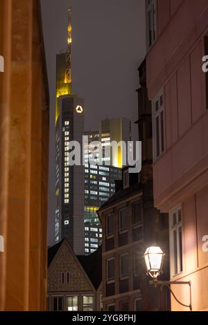 Der Commerzbank Tower in Frankfurt am Main die Lichter in den Büros des Commerzbank Towers in Frankfurt am Main leuchten am Abend. Frankfurt am Main neue Altstadt Hessen Deutschland *** der Commerzbank Tower in Frankfurt am Main die Lichter in den Büros des Commerzbank Tower in Frankfurt am Main leuchten abends Frankfurt am Main Neustadt Hessen Deutschland 2024-11-06 ffm commerzbank 04 Stockfoto