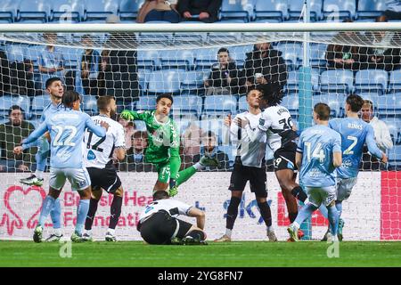 Torhüter Nr. 1, Oliver Dovin von Coventry im Einsatz während des Sky Bet Championship-Spiels zwischen Coventry City und Derby County in der Coventry Building Society Arena, Coventry, am Mittwoch, den 6. November 2024. (Foto: Stuart Leggett | MI News) Credit: MI News & Sport /Alamy Live News Stockfoto