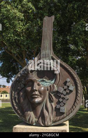 Bronzeskulptur „Guitarra na Proa“, Werk von Domingos de Oliveira, 21. Jahrhundert, Hommage an den Fado-Sänger Amália Piedade Rodrigues, Lissabon, Portugal. Stockfoto