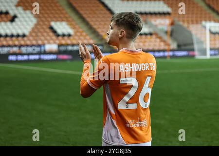 Zac Ashworth von Blackpool applaudiert den Fans beim Bristol Street Motors Trophy Match Blackpool gegen Liverpool U21 in Bloomfield Road, Blackpool, Großbritannien, 6. November 2024 (Foto: Mark Cosgrove/News Images) Stockfoto