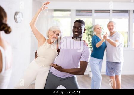 Gruppe multiethnischer Erwachsener, die Gesellschaftstanz tanzt Stockfoto