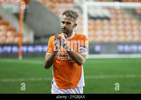 Jordan Rhodes von Blackpool applaudiert den Fans beim Bristol Street Motors Trophy Match Blackpool gegen Liverpool U21 in Bloomfield Road, Blackpool, Großbritannien, 6. November 2024 (Foto: Mark Cosgrove/News Images) Stockfoto