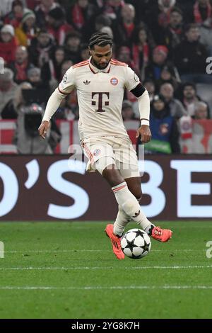 München, Deutschland. November 2024. MÜNCHEN, DEUTSCHLAND - 6. NOVEMBER: Serge Gnabry von Bayern München während des MD4-Spiels der UEFA Champions League 2024/25 zwischen dem FC Bayern München und SL Benfica in der Football Arena München am 6. November 2024 in München.241106 SEPA 24 061 - 20241106 PD12113 Credit: APA-PictureDesk/Alamy Live News Stockfoto