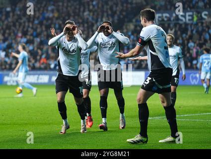 Jerry Yates von Derby County feiert das zweite Tor ihrer Mannschaft, ein eigenes Tor, das Bobby Thomas (nicht abgebildet) von Coventry City während des Sky Bet Championship Matches in der Coventry Building Society Arena in Coventry erzielte. Bilddatum: Mittwoch, 6. November 2024. Stockfoto