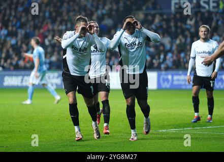 Jerry Yates von Derby County feiert das zweite Tor ihrer Mannschaft, ein eigenes Tor, das Bobby Thomas (nicht abgebildet) von Coventry City während des Sky Bet Championship Matches in der Coventry Building Society Arena in Coventry erzielte. Bilddatum: Mittwoch, 6. November 2024. Stockfoto