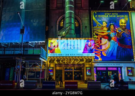 New Amsterdam Theatre bei Nacht in New York City mit Disney's Aladdin am Broadway-Schild. New York. USA. Stockfoto