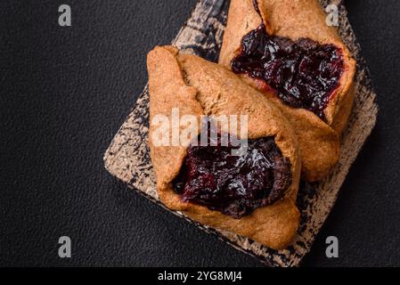 Süße Roggenpastete mit Kirschen und Schokolade, vegane und vegetarische Süßigkeiten Stockfoto