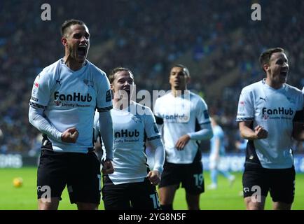 Jerry Yates von Derby County feiert das zweite Tor ihrer Mannschaft, ein eigenes Tor, das Bobby Thomas (nicht abgebildet) von Coventry City während des Sky Bet Championship Matches in der Coventry Building Society Arena in Coventry erzielte. Bilddatum: Mittwoch, 6. November 2024. Stockfoto