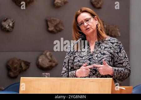 09.04.2009 Dutch Tweede Kamer Plenardebatte DEN HAAG, NIEDERLANDE - 9. APRIL 2024: Staatssekretärin für Finanzen Aukje de Vries während der Plenardebatte im Tweede Kamer am 9. April 2024 in den Haag Tweede Kamer Niederlande den Haag Tweede Kamer Niederlande Inhalte können in den Niederlanden nicht direkt oder indirekt über Dritte weiterverbreitet werden. Copyright: XJohnxBeckmannx Stockfoto