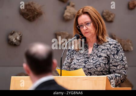 09.04.2009 Dutch Tweede Kamer Plenardebatte DEN HAAG, NIEDERLANDE - 9. APRIL 2024: Staatssekretärin für Finanzen Aukje de Vries während der Plenardebatte im Tweede Kamer am 9. April 2024 in den Haag Tweede Kamer Niederlande den Haag Tweede Kamer Niederlande Inhalte können in den Niederlanden nicht direkt oder indirekt über Dritte weiterverbreitet werden. Copyright: XJohnxBeckmannx Stockfoto