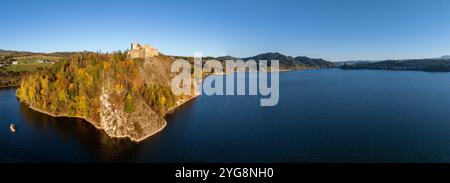 Polen. Breites Luftpanorama des künstlichen Czorsztyn-Sees, Ruinen der mittelalterlichen Czorsztyn-Burg auf einer steilen Klippe, Pieniny-Berge und Niedzica-Burg Stockfoto
