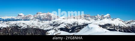 Weites Winterpanorama der Bergkette in den italienischen Dolomiten von den Pisten im Skigebiet Arabba aus gesehen Stockfoto