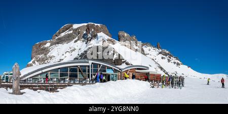 Arabba, Italien - 24. März 2024: Bar und Restaurant für Skifahrer und Snowboarder in der Nähe der Bergstation der Seilbahn von Arabba nach Porta Vescovo. Outi Stockfoto