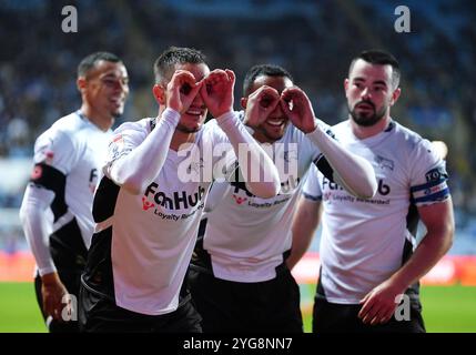 Jerry Yates von Derby County feiert das zweite Tor ihrer Mannschaft, ein eigenes Tor, das Bobby Thomas (nicht abgebildet) von Coventry City während des Sky Bet Championship Matches in der Coventry Building Society Arena in Coventry erzielte. Bilddatum: Mittwoch, 6. November 2024. Stockfoto