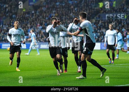 Jerry Yates von Derby County feiert das zweite Tor ihrer Mannschaft, ein eigenes Tor, das Bobby Thomas (nicht abgebildet) von Coventry City während des Sky Bet Championship Matches in der Coventry Building Society Arena in Coventry erzielte. Bilddatum: Mittwoch, 6. November 2024. Stockfoto