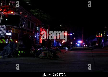 Blinkende Notlichter Feuerwehrauto bei Nacht. Kriminalitätsermittlung. Stockfoto