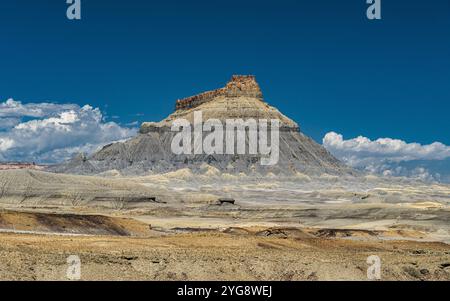 Factory Butte, berühmtes geologisches Wahrzeichen in der Nähe von Hanksville im Süden Utahs Stockfoto