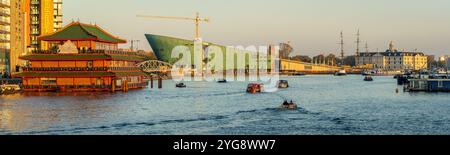 Amsterdam, Niederlande, 25.10.2024, Sea Palace Chinese Restaurant, Nemo Science Museum und Maritime Museum, Panoramablick vom Hauptbahnhof Stockfoto