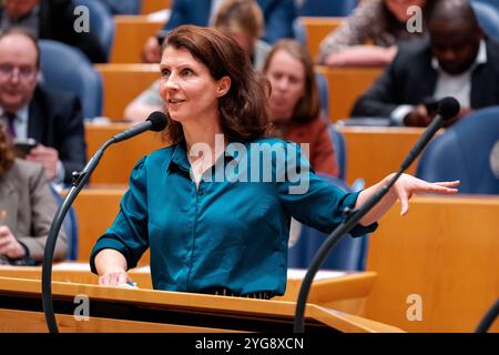 20.03.2019 Dutch Tweede Kamer Plenardebatte DEN HAAG, NIEDERLANDE - 20. MÄRZ: Esther Ouwehand PvdD während der Plenardebatte im Tweede Kamer am 20. März 2024 2024 in den Haag, Niederlande den Haag Tweede Kamer Niederlande Inhalte können in den Niederlanden nicht direkt oder indirekt über Dritte weiterverbreitet werden. Copyright: XJohnxBeckmannx Stockfoto