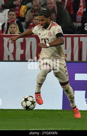 München, Deutschland. November 2024. MÜNCHEN, DEUTSCHLAND - 6. NOVEMBER: Serge Gnabry von Bayern München während des MD4-Spiels der UEFA Champions League 2024/25 zwischen dem FC Bayern München und SL Benfica in der Football Arena München am 6. November 2024 in München.241106 SEPA 24 083 - 20241106 PD13618 Credit: APA-PictureDesk/Alamy Live News Stockfoto