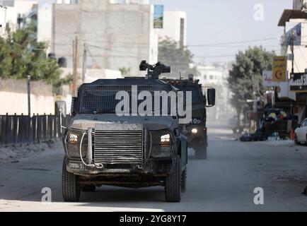 Jenin, Westjordanland. November 2024. Israelische Militärfahrzeuge werden während eines israelischen Überfalls im Flüchtlingslager Dschenin im nördlichen Westjordanland am 6. November 2024 gesehen. Quelle: Ayman Nobani/Xinhua/Alamy Live News Stockfoto