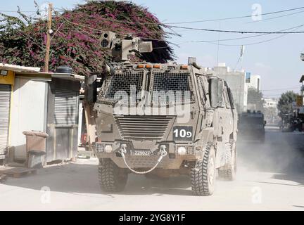 Jenin, Westjordanland. November 2024. Israelische Militärfahrzeuge werden während eines israelischen Überfalls im Flüchtlingslager Dschenin im nördlichen Westjordanland am 6. November 2024 gesehen. Quelle: Ayman Nobani/Xinhua/Alamy Live News Stockfoto