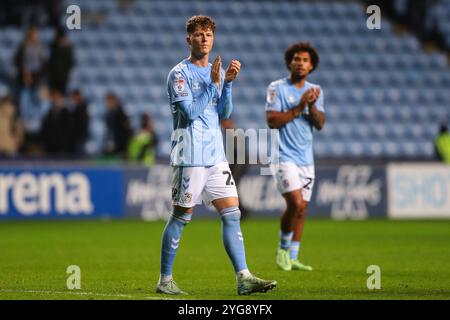 Coventry, Großbritannien. November 2024. Victor Torp von Coventry City applaudiert den Heimfans nach dem Sky Bet Championship Match Coventry City gegen Derby County in Coventry Building Society Arena, Coventry, Großbritannien, 6. November 2024 (Foto: Gareth Evans/News Images) in Coventry, Großbritannien, am 6. November 2024. (Foto: Gareth Evans/News Images/SIPA USA) Credit: SIPA USA/Alamy Live News Stockfoto