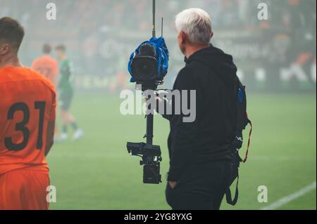 Fernsehkamera beobachtet im Bus hinter dem Spielfeld während des Fußballspiels. Stockfoto