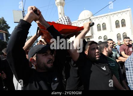 Qabatiya, Dschenin im nördlichen Westjordanland. November 2024. Menschen nehmen am 6. November 2024 an der Beerdigung der Palästinenser Teil, die von der israelischen Armee in Qabatiya, südlich von Dschenin im nördlichen Westjordanland, getötet wurden. Drei palästinensische Männer wurden durch Schüsse der israelischen Armee in der Stadt Qabatiya getötet, berichtete das palästinensische Gesundheitsministerium am Dienstag. Quelle: Ayman Nobani/Xinhua/Alamy Live News Stockfoto