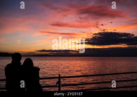 Seattle, USA. September 2023. Sonnenuntergang am Pier 56 entlang des Ufers. Stockfoto