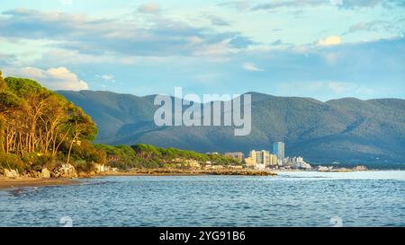 Blick auf die Küste von Follonica und das Meer von Torre Mozza. Provinz Grosseto, toskanische Region, Italien Stockfoto