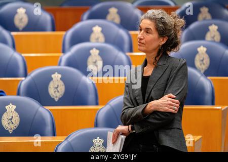 16. JANUAR 2024 Niederländisch Tweede Kamer Fragestunde DEN HAAG, NIEDERLANDE - 16. JANUAR: Danielle Hirsch GLPVDA während der Fragestunde in der Tweede Kamer am 16. Januar 2024 in den Haag Tweede Kamer Niederlande den Haag Tweede Kamer Niederlande Inhalte können nicht direkt oder indirekt über Dritte weiterverbreitet werden. Copyright: XJohnxBeckmannx Stockfoto