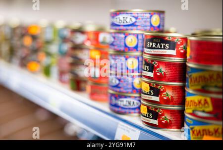 In den Regalen des russischen Warenverkehrs gibt es eine große Auswahl an Sprotten in Öl- und Tomatensauce Stockfoto