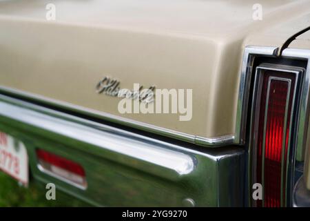 Iserlohn Gruermannscheide, NRW, Deutschland. Juli 2024. Altes beiges oldsmobile von hinten Stockfoto