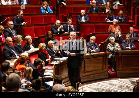 Der französische Premierminister Michel Barnier spricht während der Fragen an die Regierungssitzung in der Nationalversammlung. Eine wöchentliche Sitzung der Befragung der französischen Regierung findet in der Nationalversammlung im Palais Bourbon in Paris statt. Stockfoto