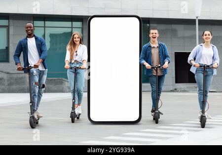 Junge Erwachsene, die tagsüber E-Scooter in der Stadt fahren Stockfoto